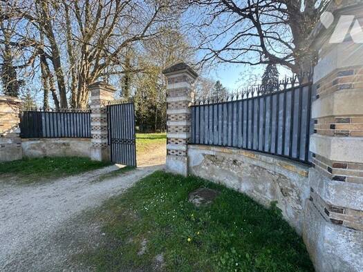 Maison à vendre 330 400 € 9 pièces 5 chambres 124 m² 3 455 m² de terrain Villeblevin 89340