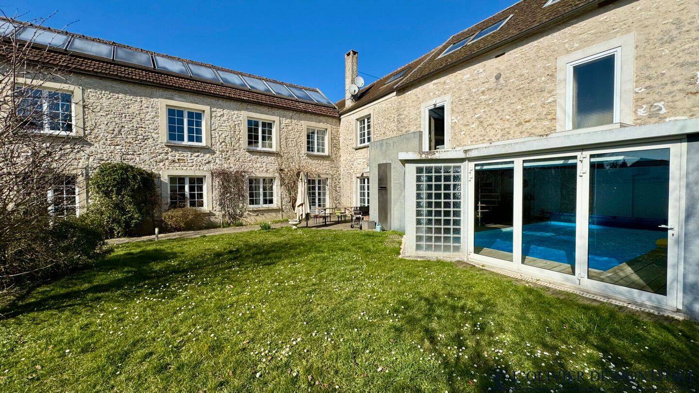 Maison 9 pièces 338 m² · à Thoiry · 338 m² · 799 000 €
