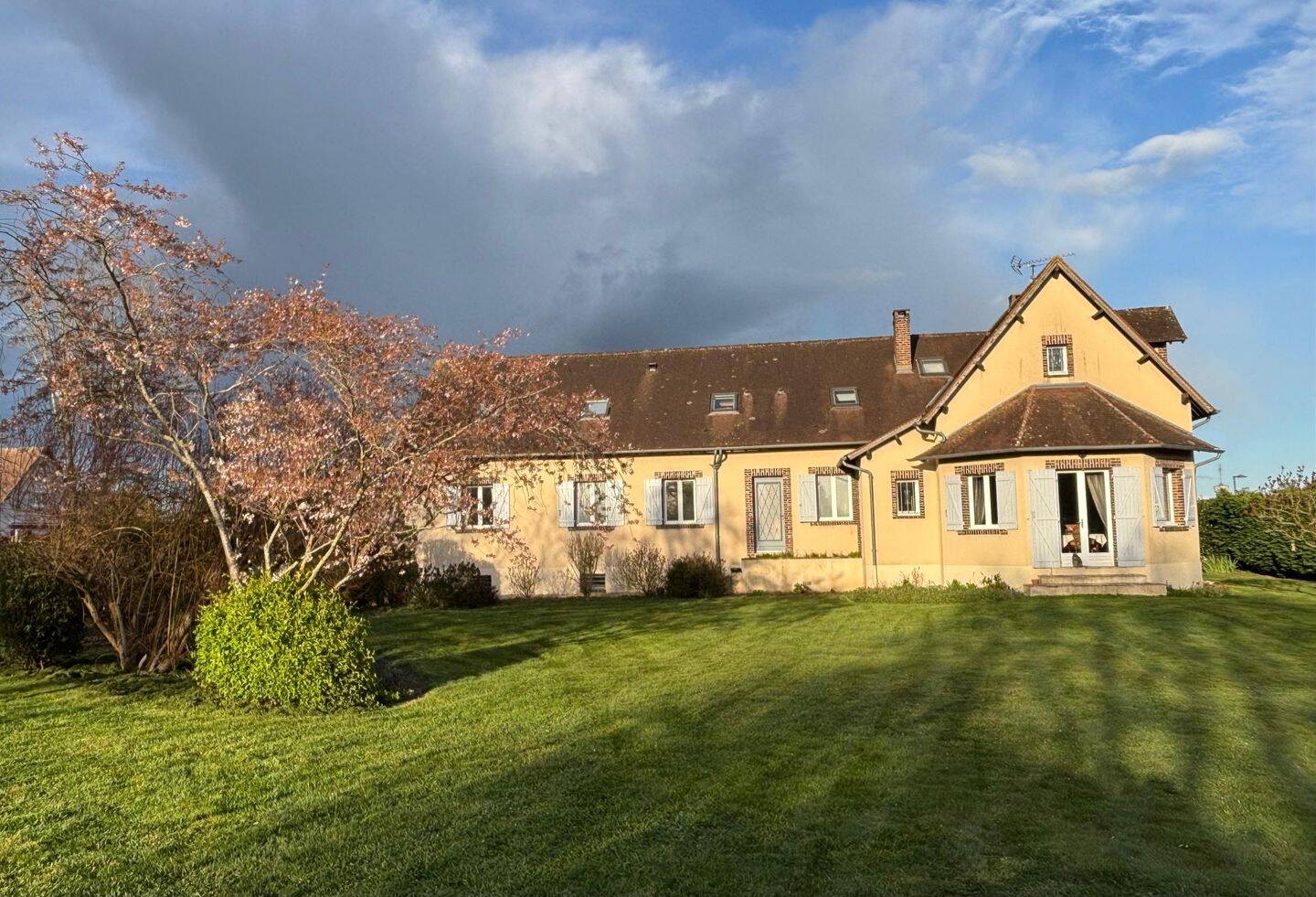 Maison 10 pièces 358 m² · à Brezolles · 357,8 m² · 399 000 €
