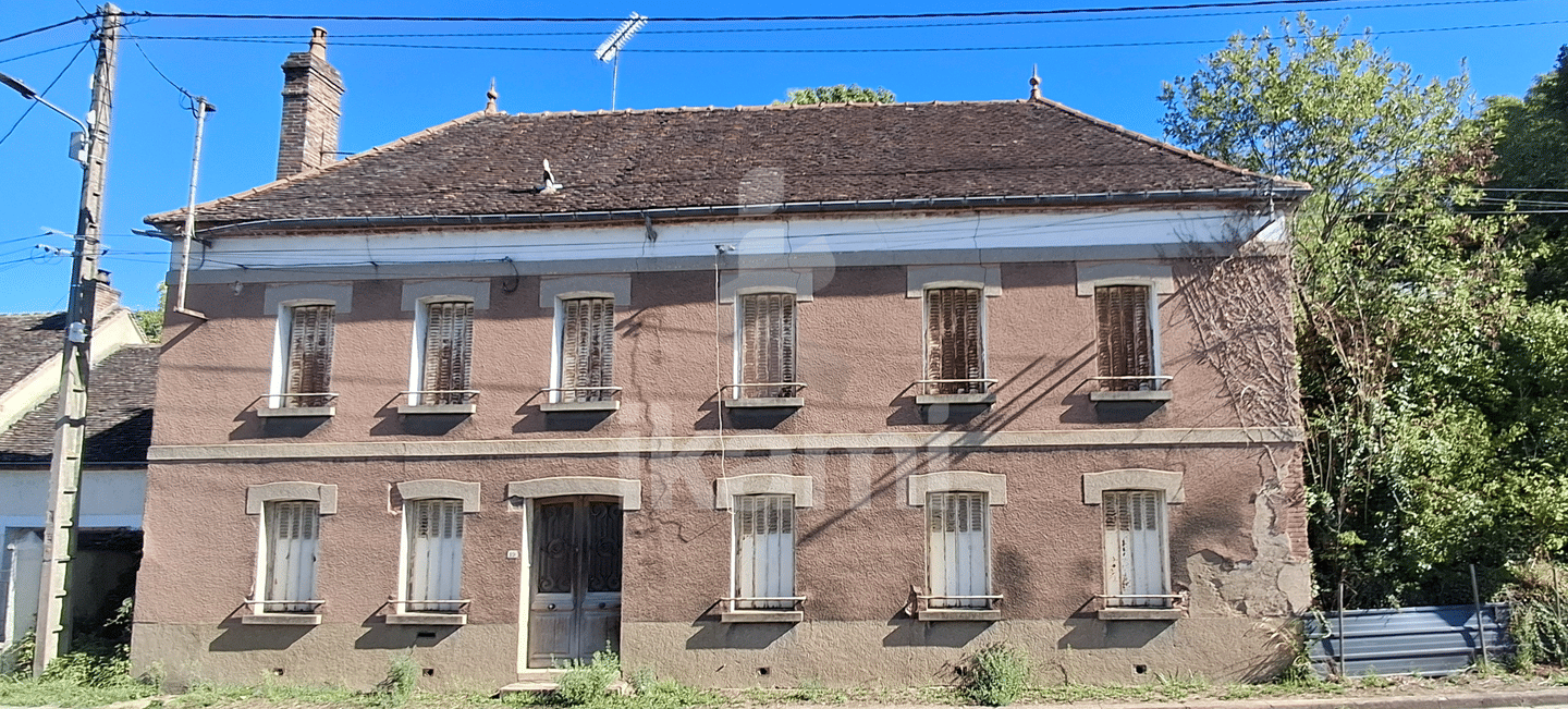 Maison 10 pièces 298 m² · à Villecien · 298 m² · 119 000 €