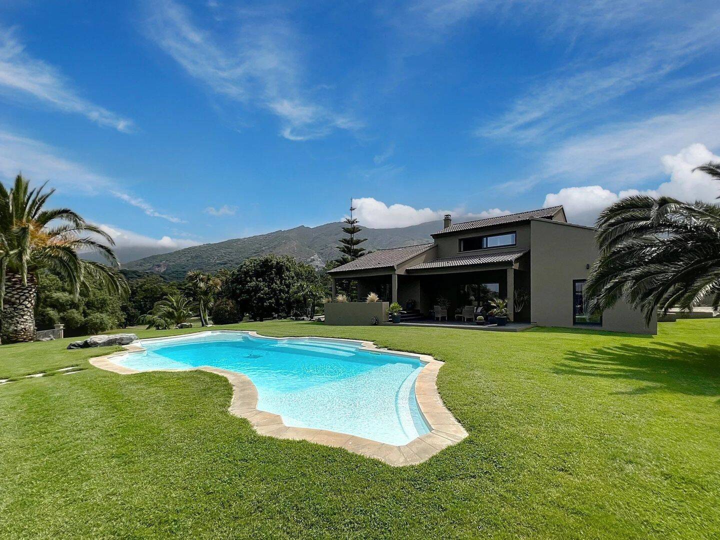 Maison 6 pièces 218 m² · à Saint-Florent · 218 m² · 1 680 000 €