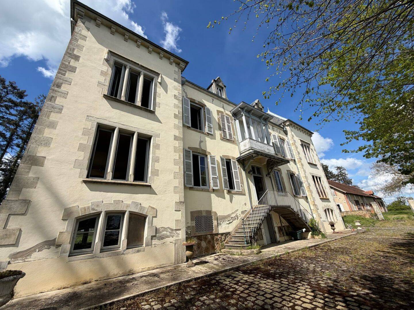 Château de caractère au cœur du Bourbonnais
