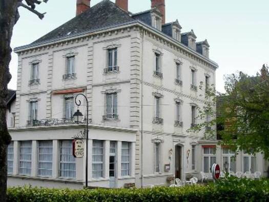 Hôtel à vendre Fonds de commerce 615 000 € 30 pièces 700 m² d'espace de restauration Bourbon-l'Archambault 03160