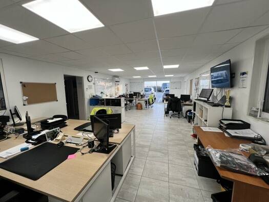 Local d'activités à louer 2 500 € 305 m² d'espace de stockage Saint-Amant-de-Boixe 16330