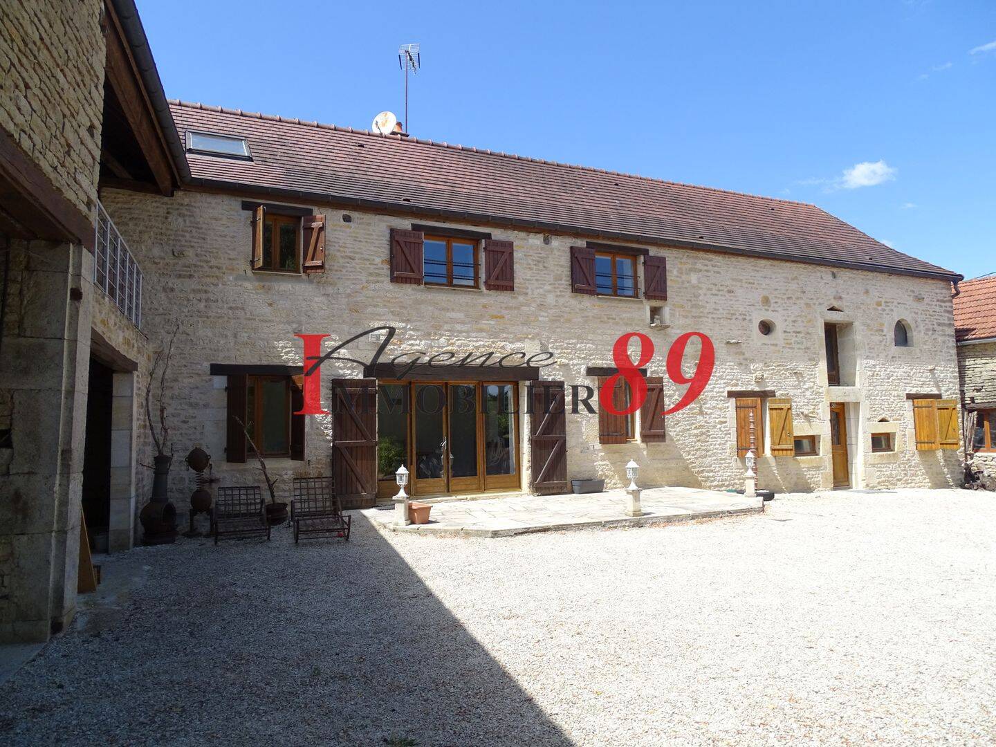 Maison 8 pièces 252 m² · à Bouix · 252 m² · 290 000 €