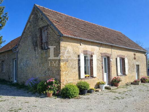 Maison de plain-pied à vendre 228 960 € 4 pièces 3 chambres 103 m² 17 261 m² de terrain Sées 61500