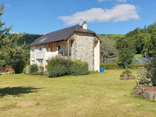 Maison à vendre 385 000 € 6 pièces 5 chambres 147 m² 13 200 m² de terrain Thiézac 15800