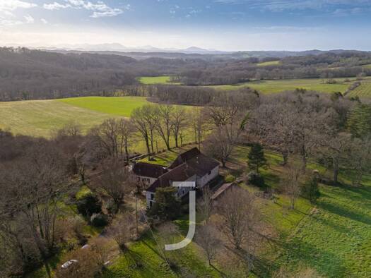 Maison à vendre 630 000 € 12 pièces 7 chambres 450 m² 20 093 m² de terrain Sauveterre-de-Béarn 64390