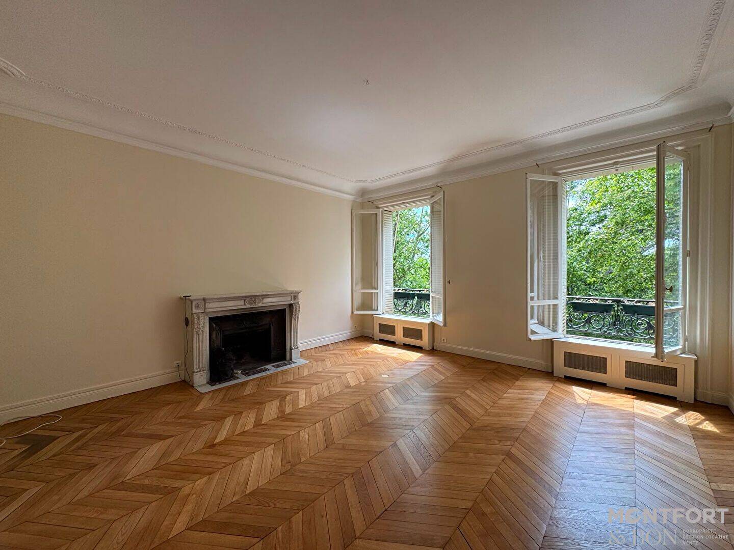 Appartement 5 pièces 162 m² · à Paris 7ème Arrondissement · 161,6 m² · 6 410 €