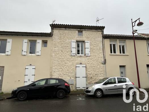 Maison de ville à vendre 99 900 € 3 pièces 2 chambres 67 m² 100 m² de terrain Centre Ville La Couronne 16400