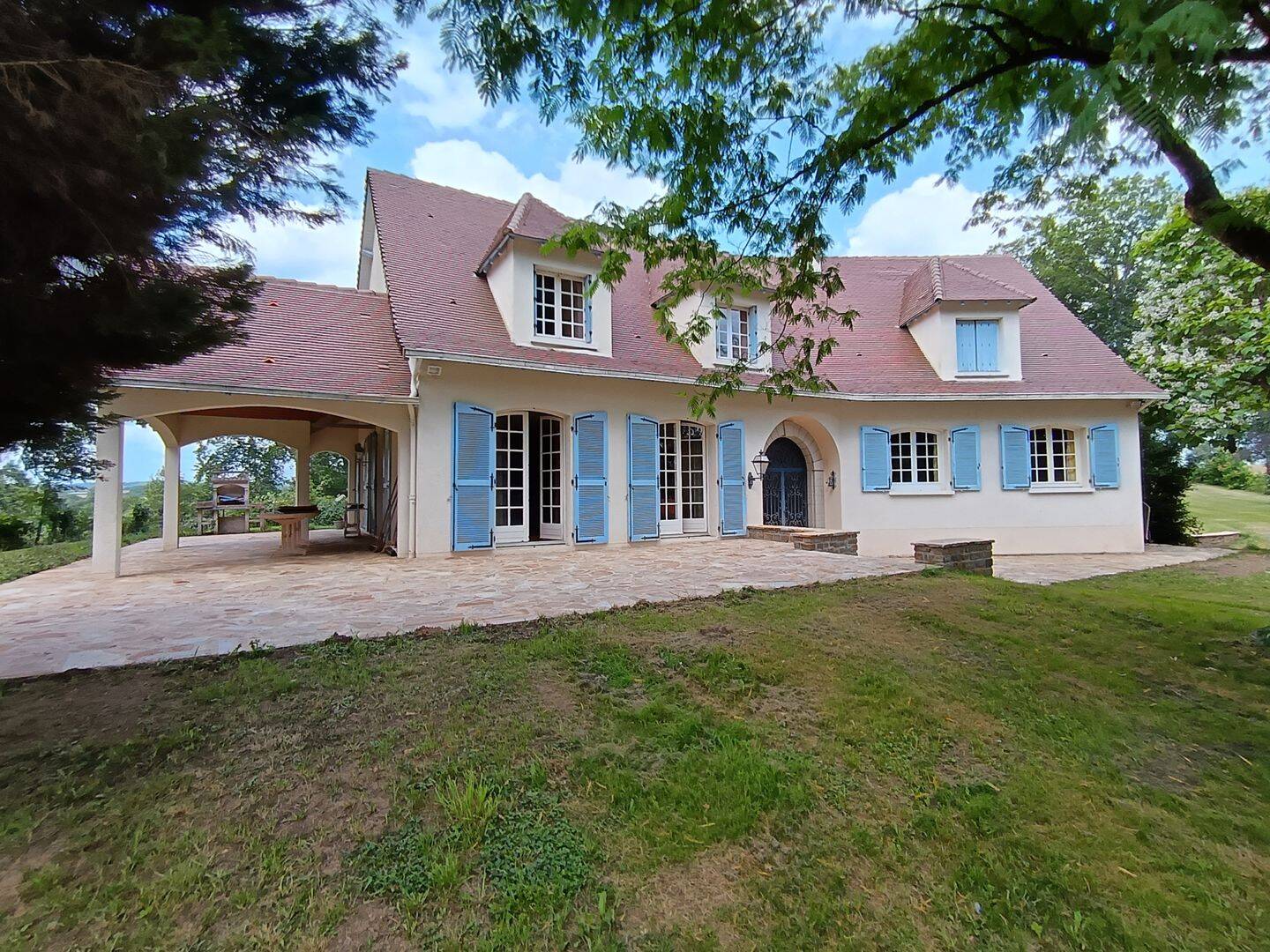 Maison 11 pièces 267 m² · à Eyjeaux · 267 m² · 362 000 €