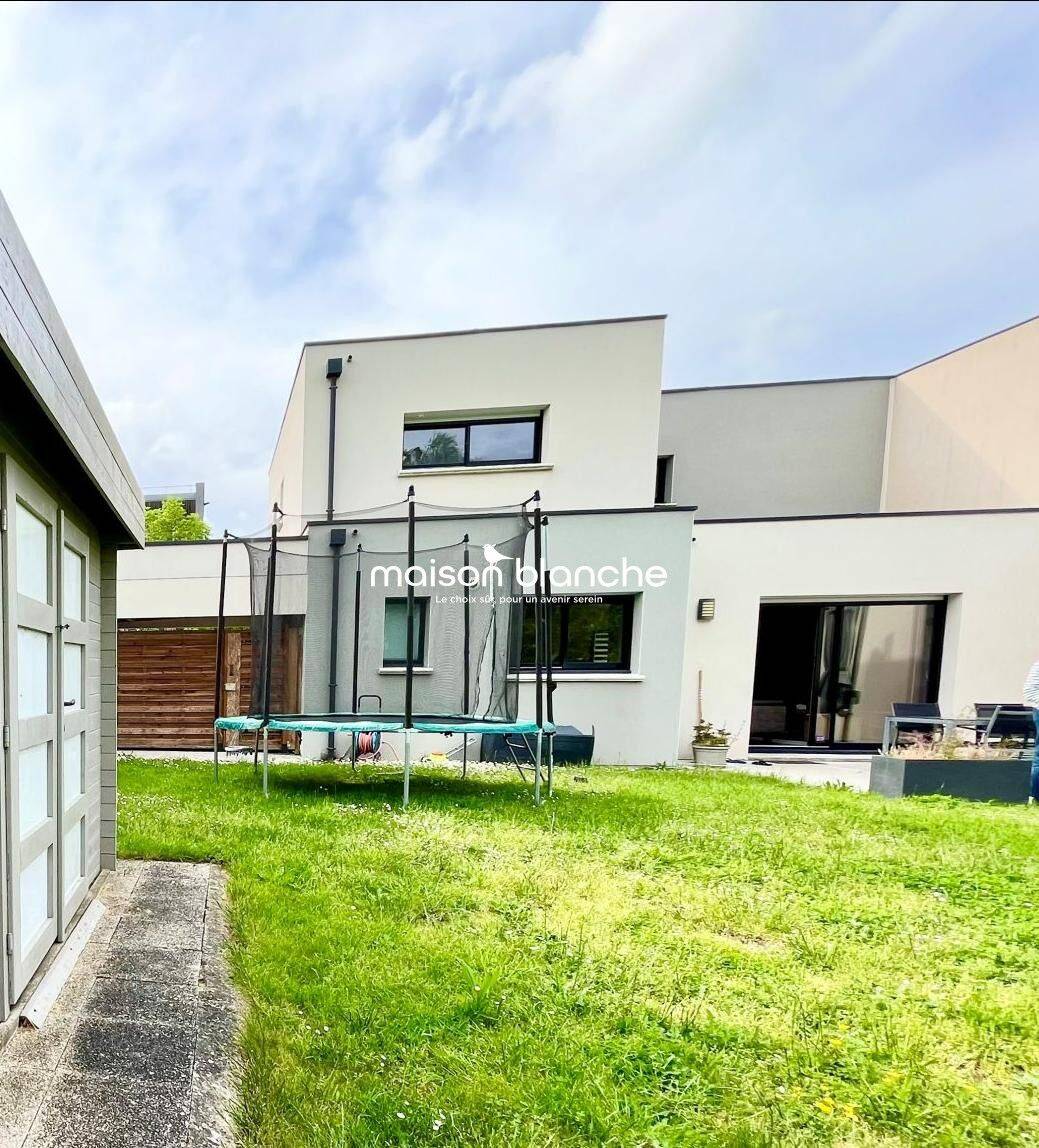 Maison 6 pièces 111 m² · à Montreuil-Juigné · 110,8 m² · 339 900 €