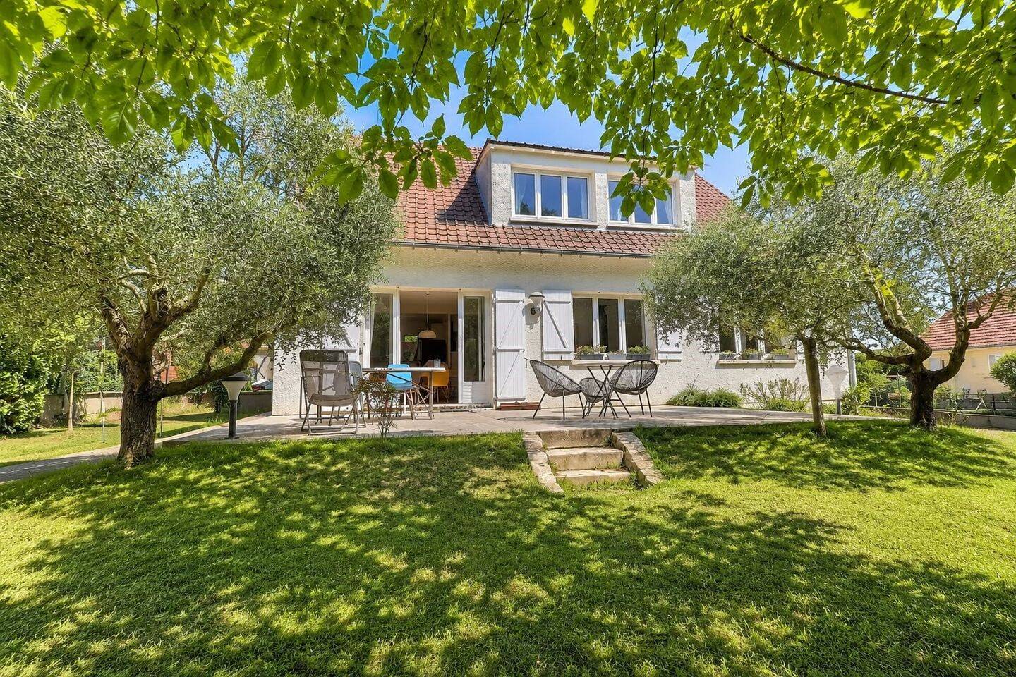 Maison 7 pièces 135 m² · à Saint-Germain-en-Laye · 135 m² · 3 600 €/mois