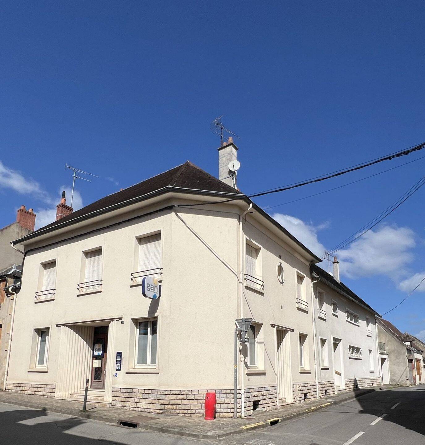 Maison 8 pièces 330 m² · à Châteaumeillant · 330 m² · 170 400 €