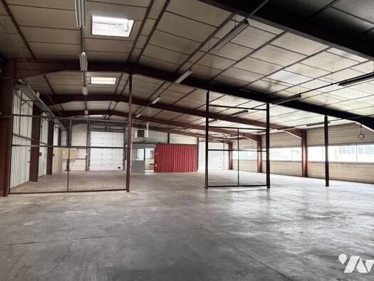 Local commercial à vendre 345 000 € 700 m² de surface de vente Bellignat 01100