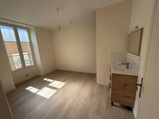 Appartement à louer 770 € 4 pièces 2 chambres 102 m² RDC Bourg Saint-Benoît 86280