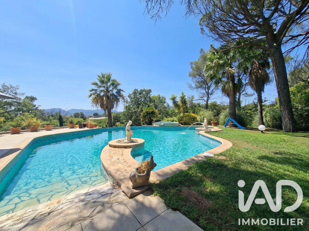 Maison 10 pièces 300 m² · à Roquebrune-sur-Argens · 300 m² · 1 470 000 €