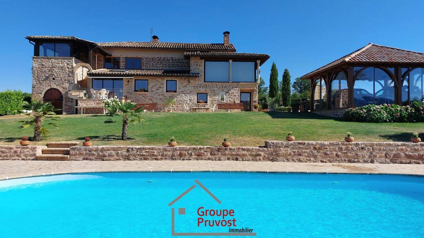 Maison 16 pièces 450 m² · à Saint-Amour-Bellevue · 450 m² · 749 000 €