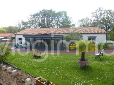 Maison en viager Bouquet 186 600 € 4 pièces 2 chambres 122 m² 1 775 m² de terrain Le Girouard 85150