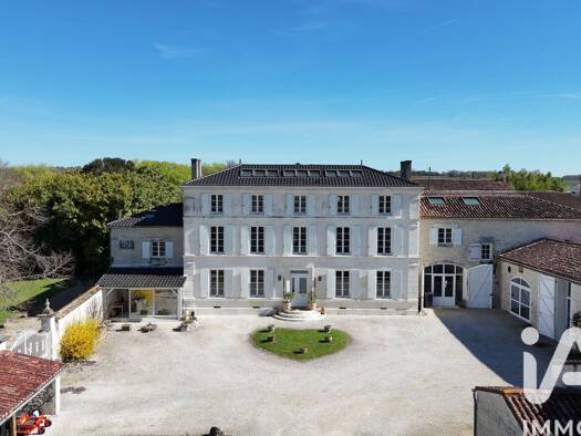 Demeure à vendre 1 340 000 € 23 pièces 9 chambres 940 m² 12 433 m² de terrain Jarnac 16200