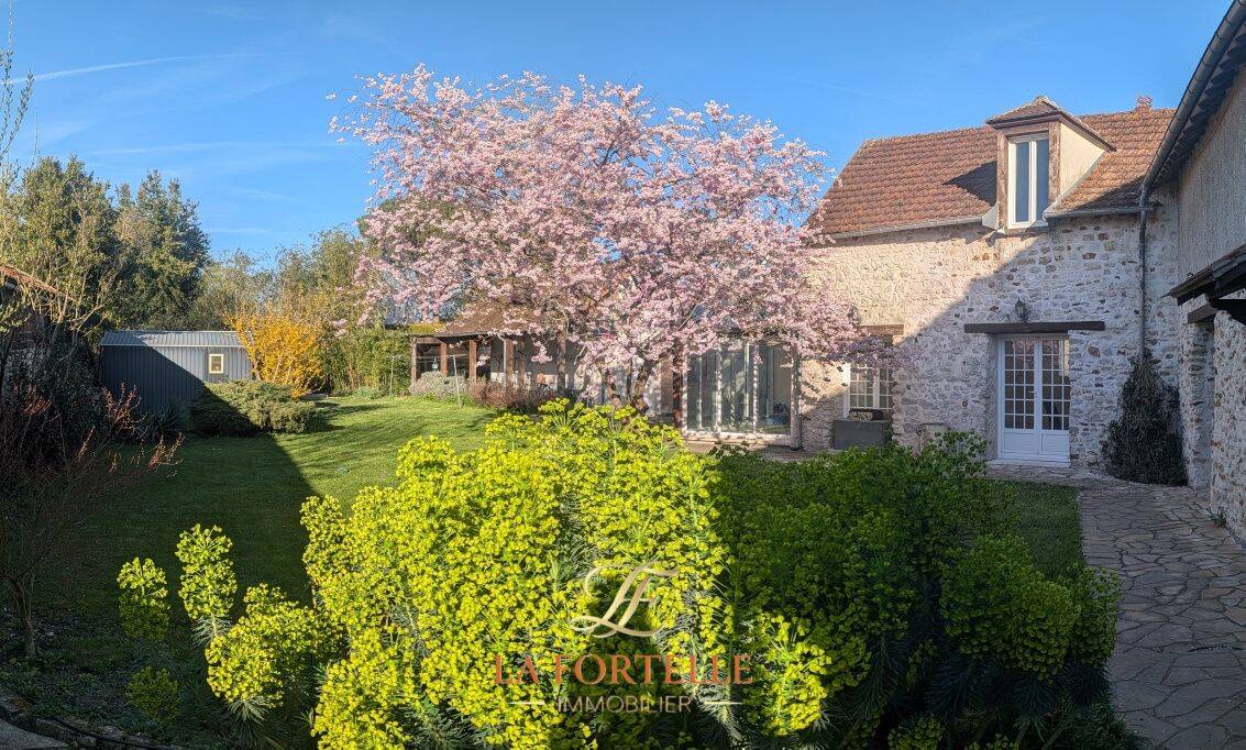 Maison 10 pièces 247 m² · à Longnes · 247 m² · 445 000 €