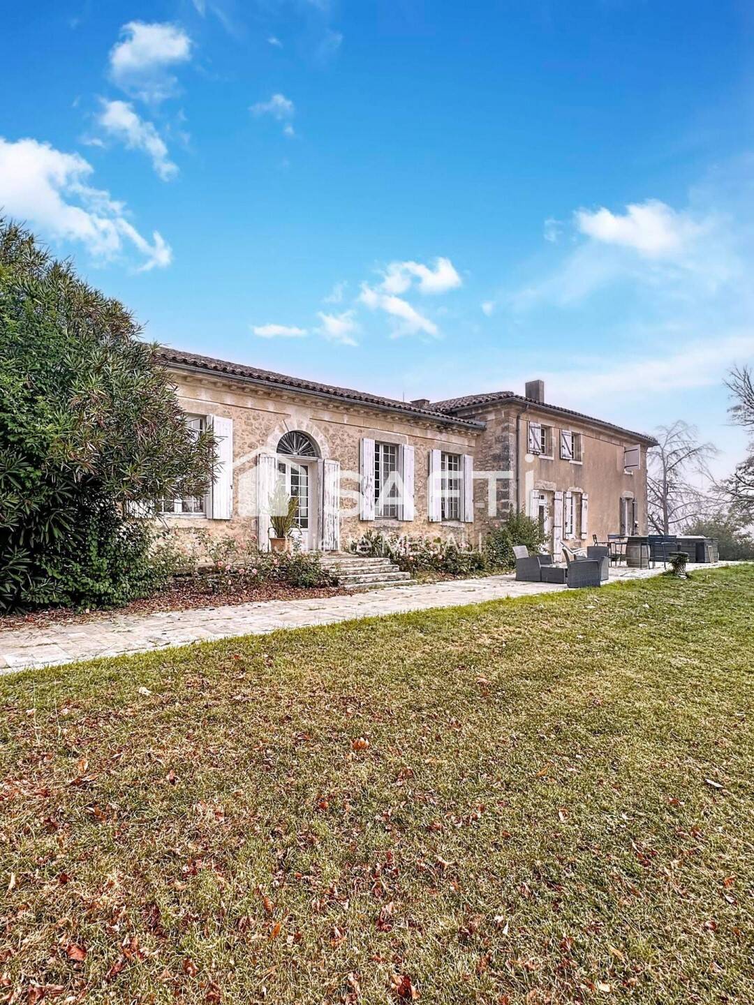 Maison 10 pièces 379 m² · à Sauveterre-de-Guyenne · 379 m² · 602 000 €