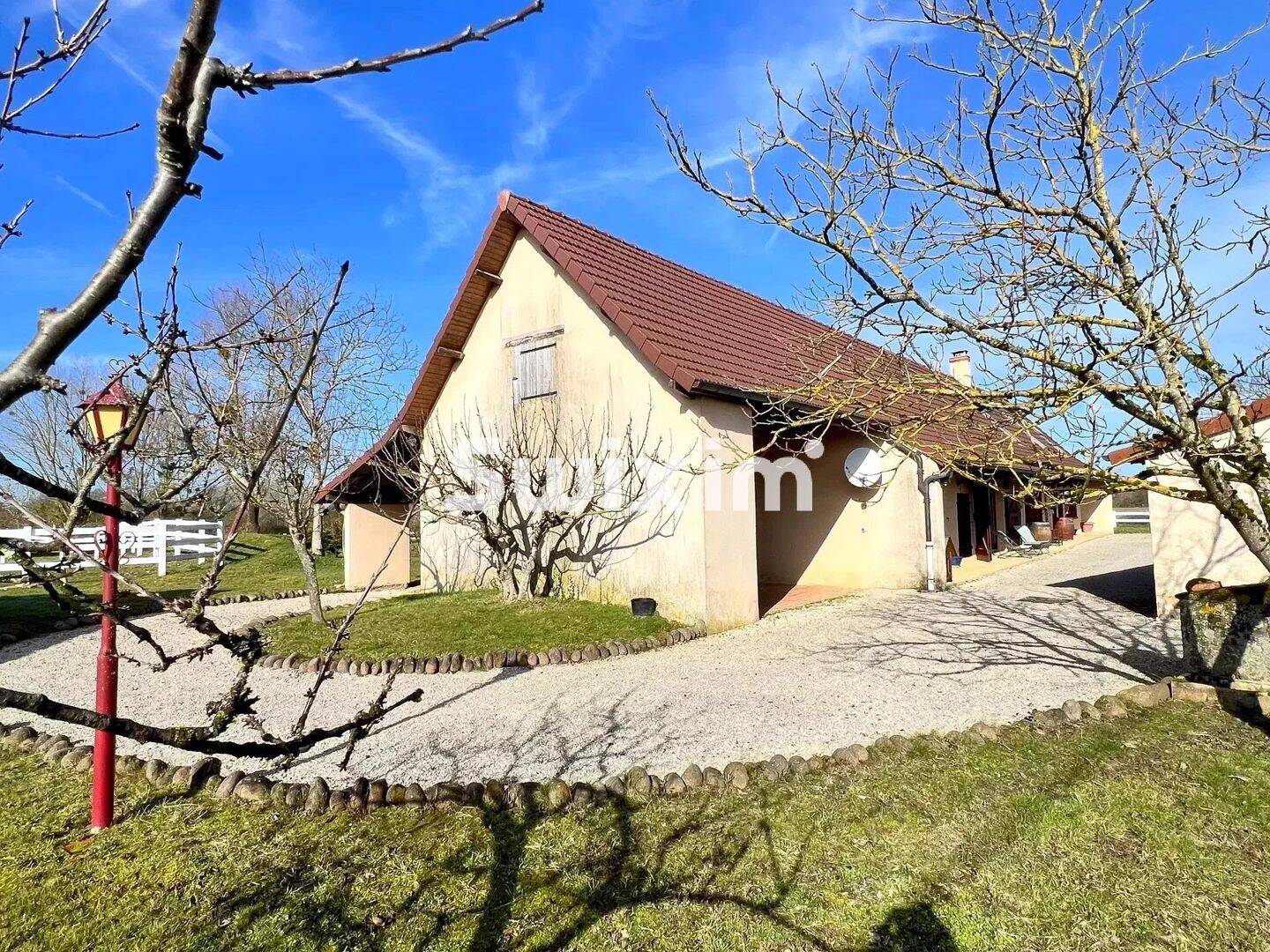 Maison 11 pièces 247 m² · à Saint-Germain-du-Bois · 247 m² · 485 000 €