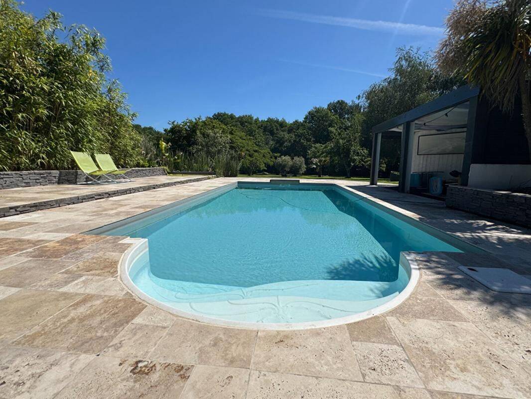 Maison 11 pièces 354 m² · à Sallebœuf · 354 m² · 850 000 €