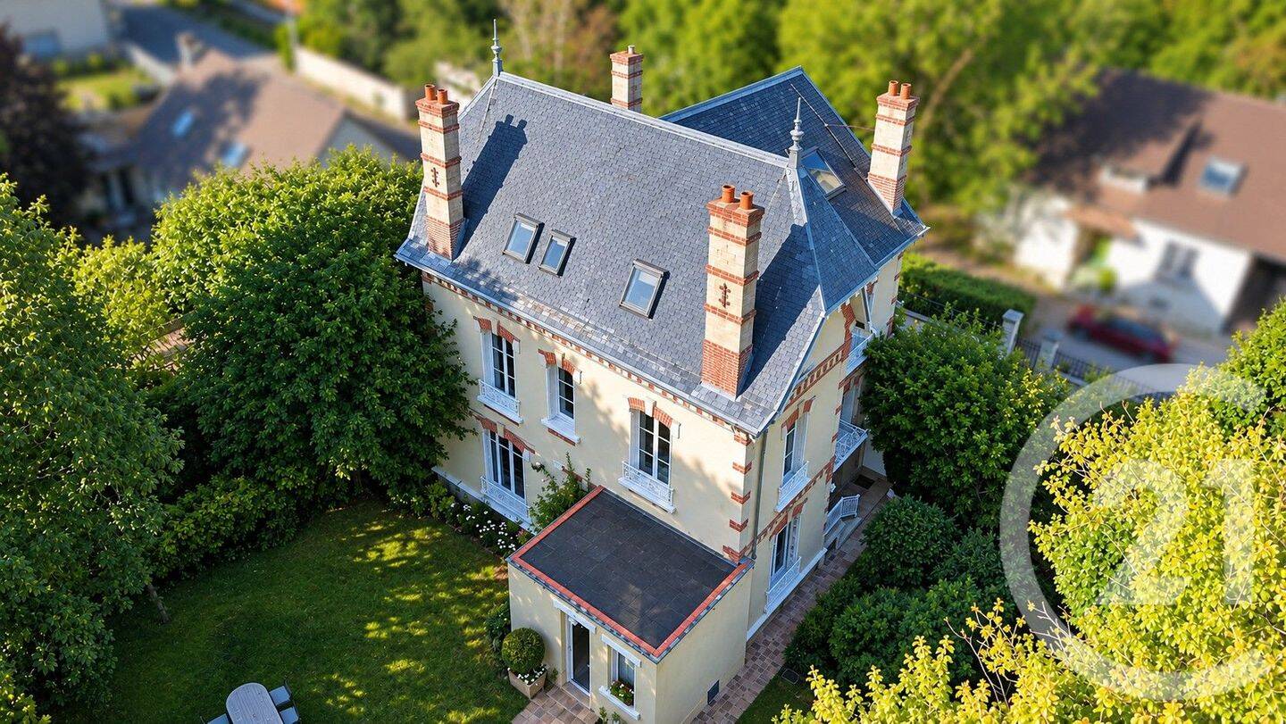 Maison 9 pièces 210 m² · à Oulins · 210 m² · 750 000 €