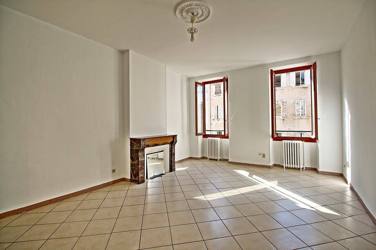 Appartement 3 pièces 83 m² · à Marseille 1er Arrondissement · 83 m² · 220 000 €