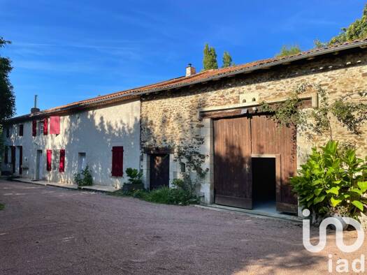 Maison à vendre 287 500 € 7 pièces 4 chambres 230 m² 11 261 m² de terrain Montembœuf 16310