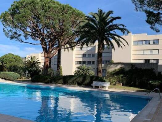 Appartement à louer 855 € 1 pièce 30 m² Étage 1/4 disponible dès maintenant La Mer-Le Puadon-Cannes Eden Vallauris 06220