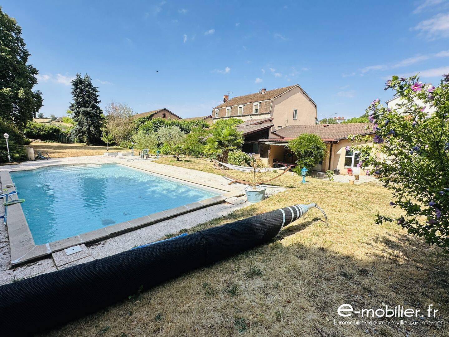 Maison 13 pièces 530 m² · à La Clayette · 530 m² · 249 000 €