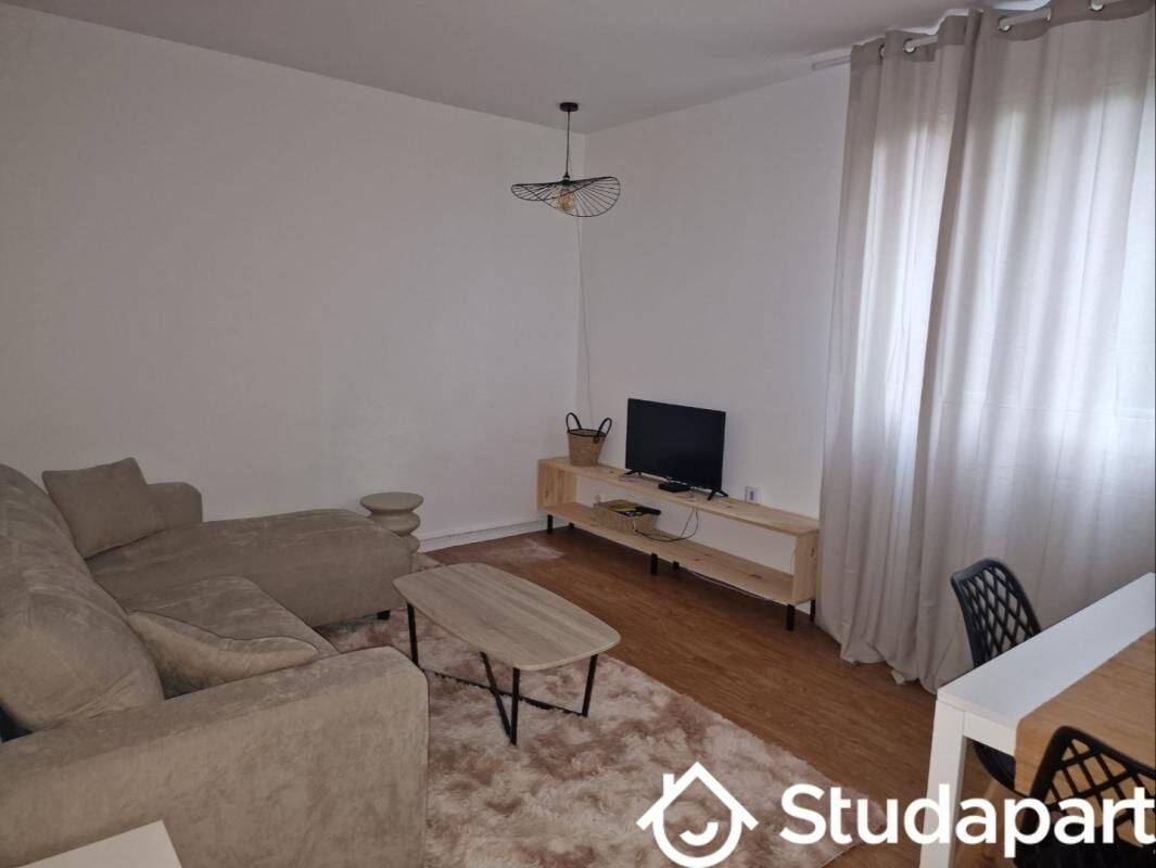 1 pièce 10 m² · à Sainte-Geneviève-des-Bois · 10 m² · 650 €