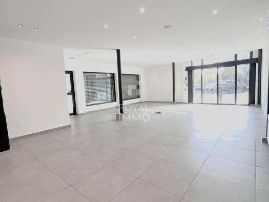 Local commercial avec bail commercial 6 372 € 200 m² de surface de vente Les Plantades-Pierrascas La Garde 83130