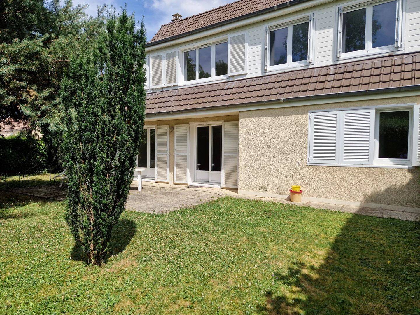 Maison 6 pièces 143 m² · à Voisins-le-Bretonneux · 143 m² · 2 500 €/mois