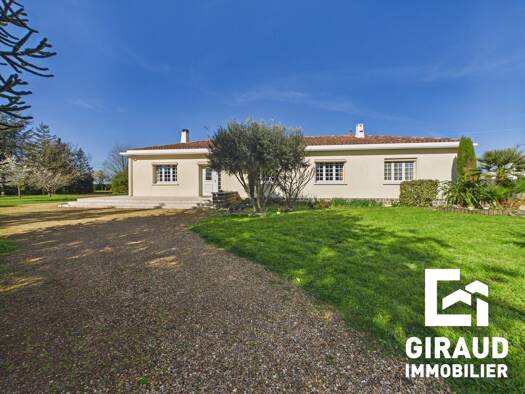 Maison de plain-pied à vendre 275 600 € 6 pièces 4 chambres 180,7 m² 3 133 m² de terrain Fontenay-le-Comte 85200