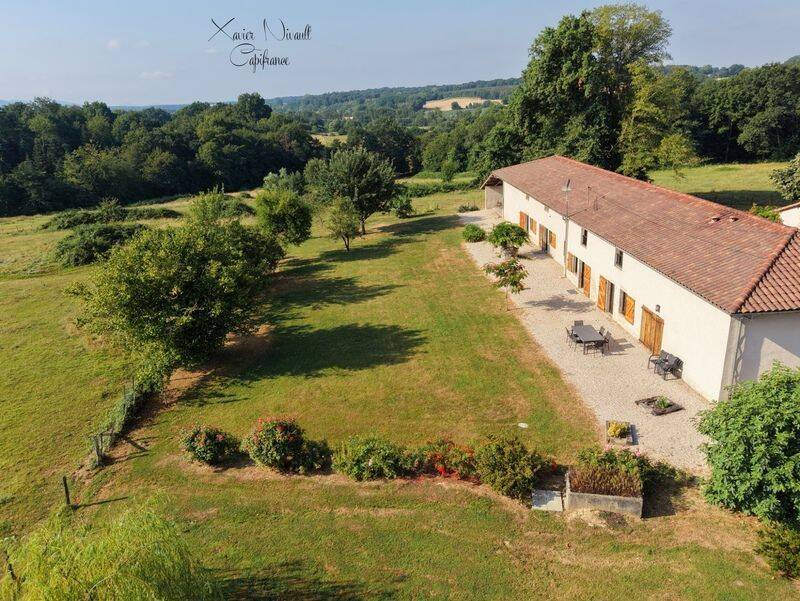 Maison 11 pièces 355 m² · à Saint-Amour · 355 m² · 879 000 €