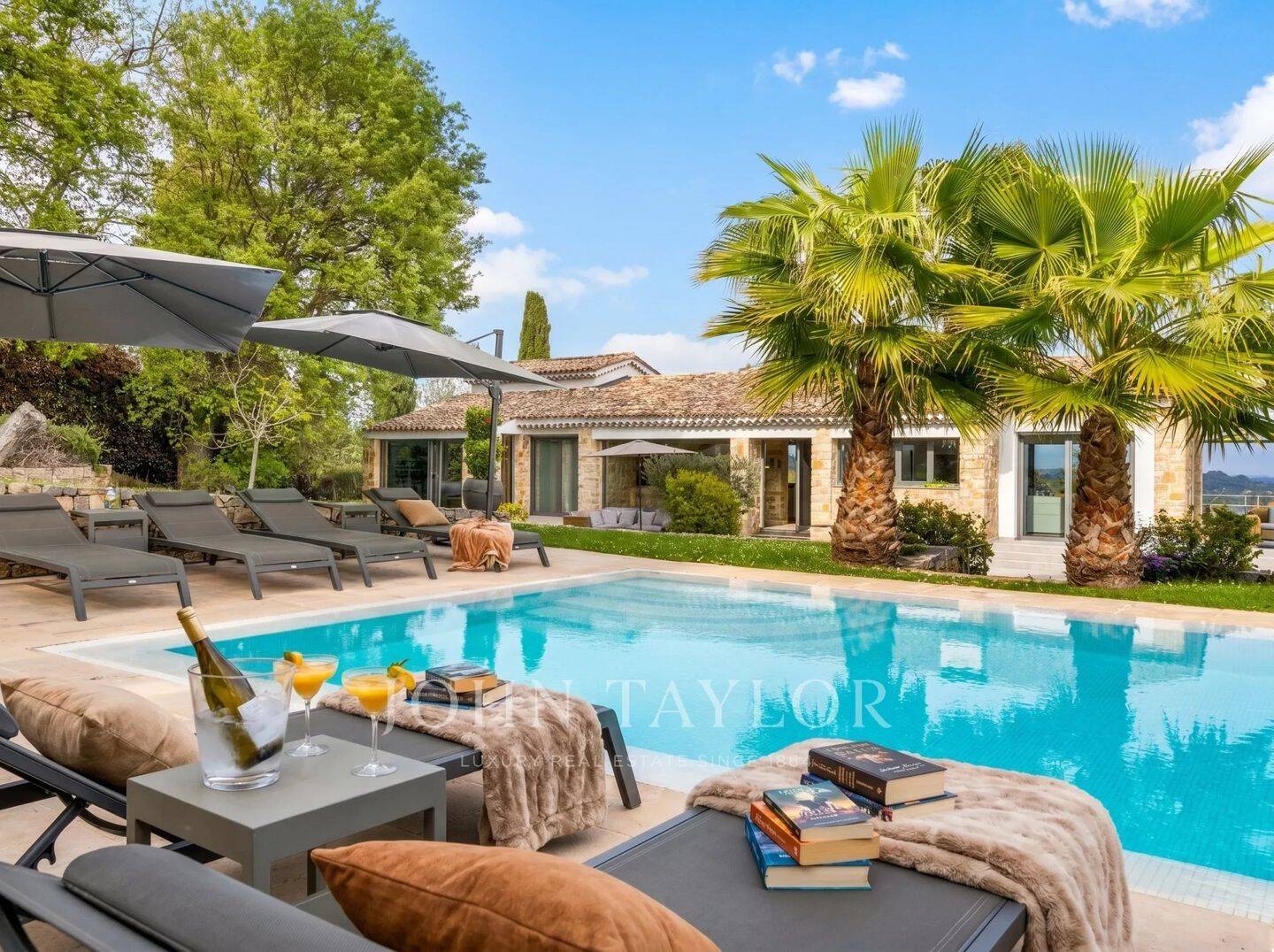Maison 8 pièces 323 m² · à Valbonne · 323 m² · 15 000 €