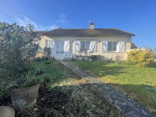 Maison de plain-pied à vendre 147 800 € 3 pièces 2 chambres 92 m² 1 509 m² de terrain Châtellerault 86100