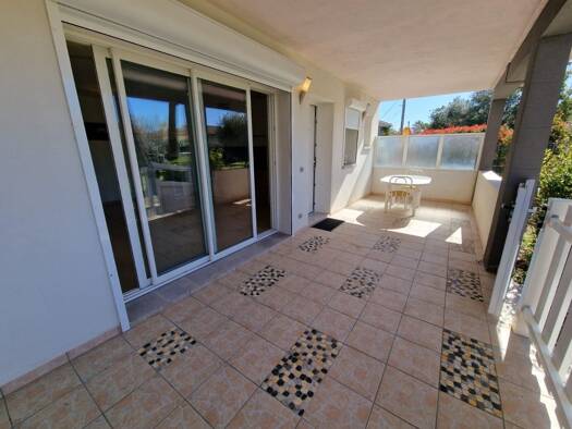 Appartement à louer 990 € 3 pièces 2 chambres 52 m² RDC/1 Le Grau d'Agde Agde 34300