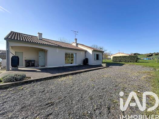 Maison de plain-pied à vendre 215 000 € 4 pièces 3 chambres 117 m² 2 000 m² de terrain Saint-Martin-la-Pallu 86380