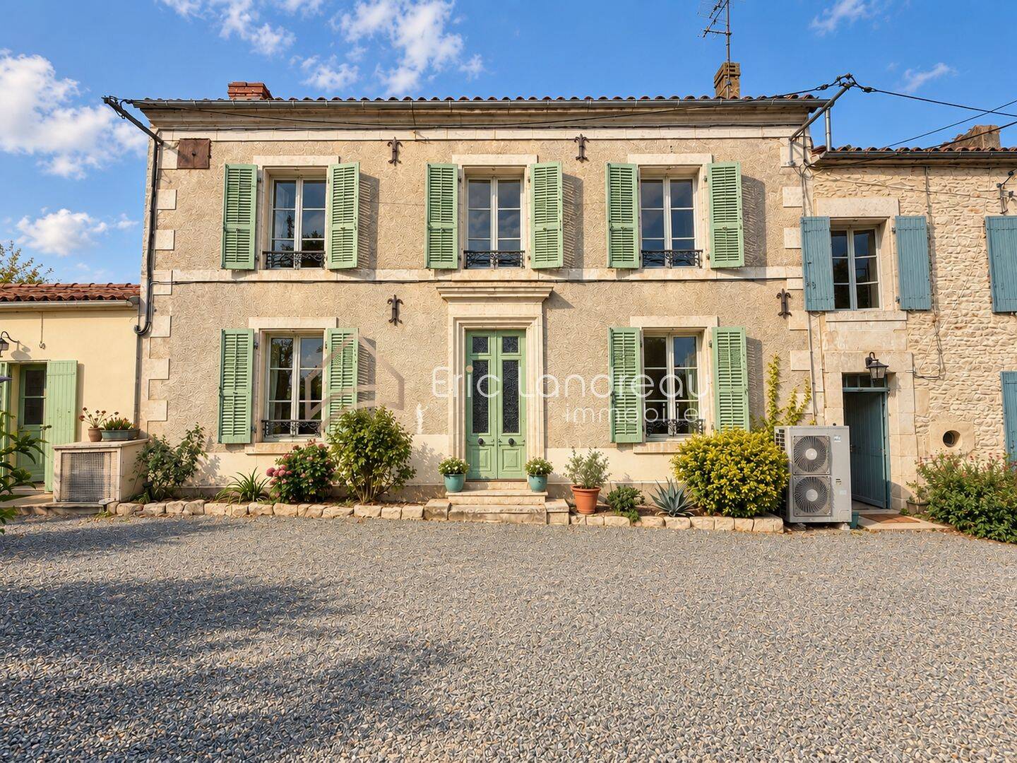 Maison 8 pièces 178 m² · à Saint-Hilaire-la-Palud · 178 m² · 315 000 €