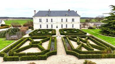 Château à vendre 1 995 000 € 25 pièces 16 chambres 873 m² 15 602 m² de terrain Chinon 37500
