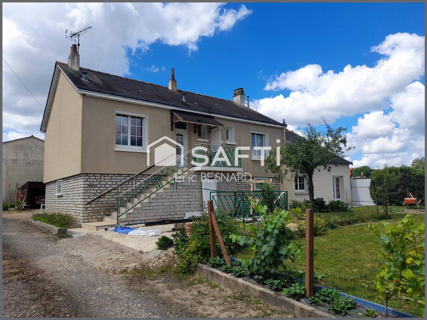 Maison 10 pièces 215 m² · à Cinais · 215 m² · 250 000 €