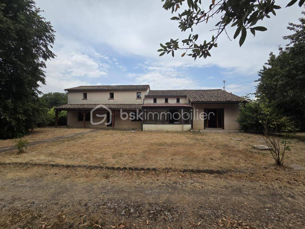 Maison 7 pièces 140 m² · à Brux · 140 m² · 158 000 €