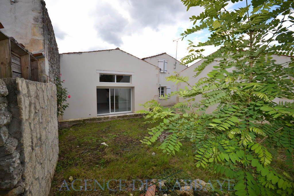 Maison 5 pièces 134 m² · à Pont-l'Abbé-d'Arnoult · 134 m² · 262 000 €
