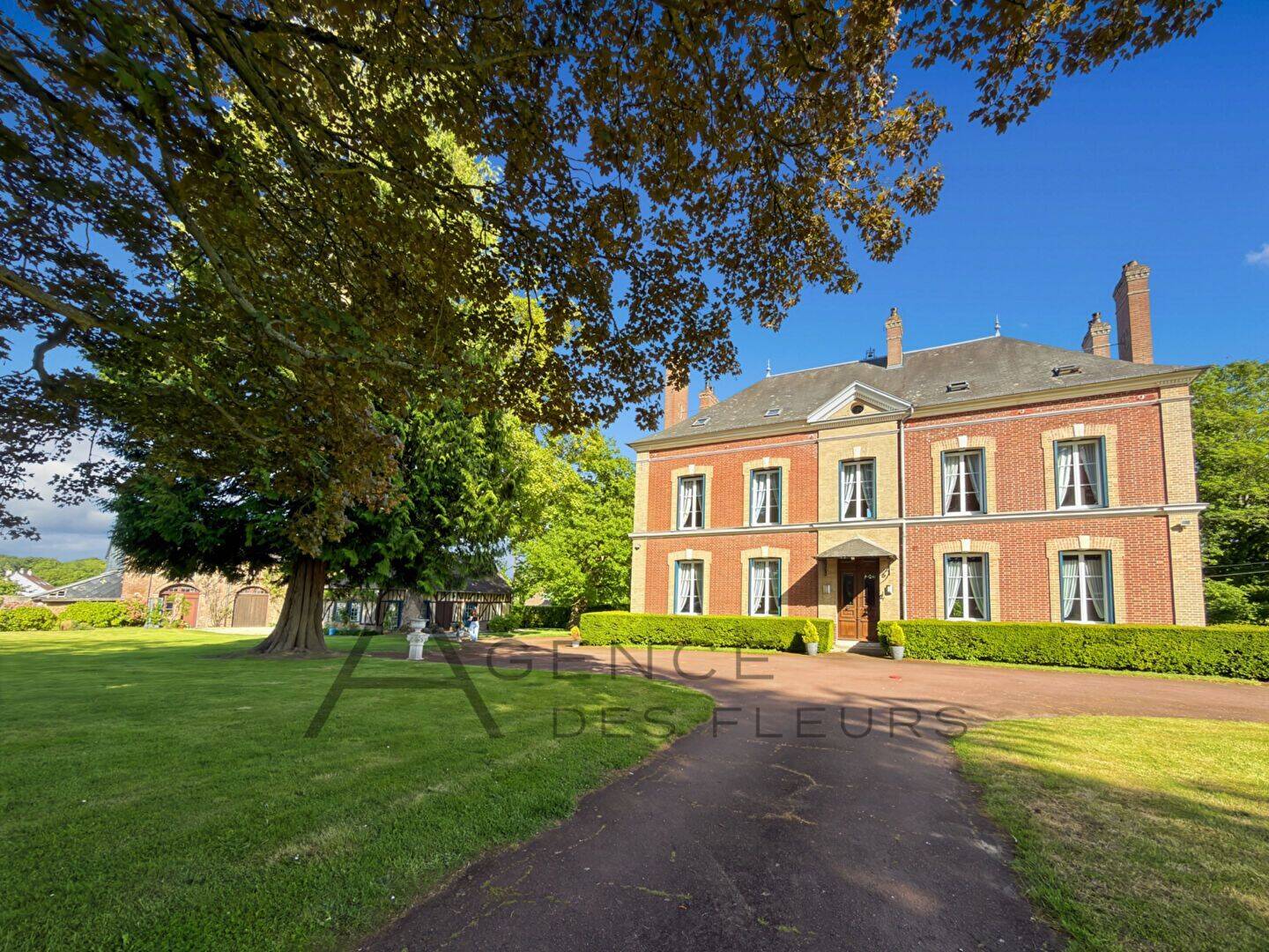 Maison 12 pièces 315 m² · à La Saussaye · 315 m² · 799 000 €