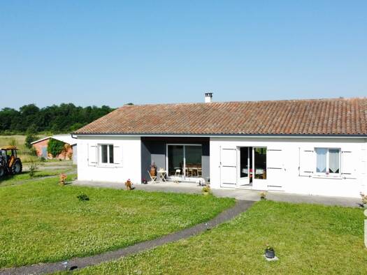 Maison à vendre 306 000 € 4 pièces 3 chambres 143 m² 14 282 m² de terrain La Rochefoucauld 16110