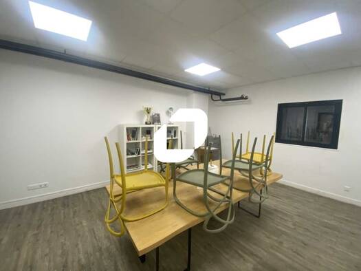 Local d'activités à vendre 658 000 € 445,1 m² d'espace de stockage La Chaussee Osny 95520